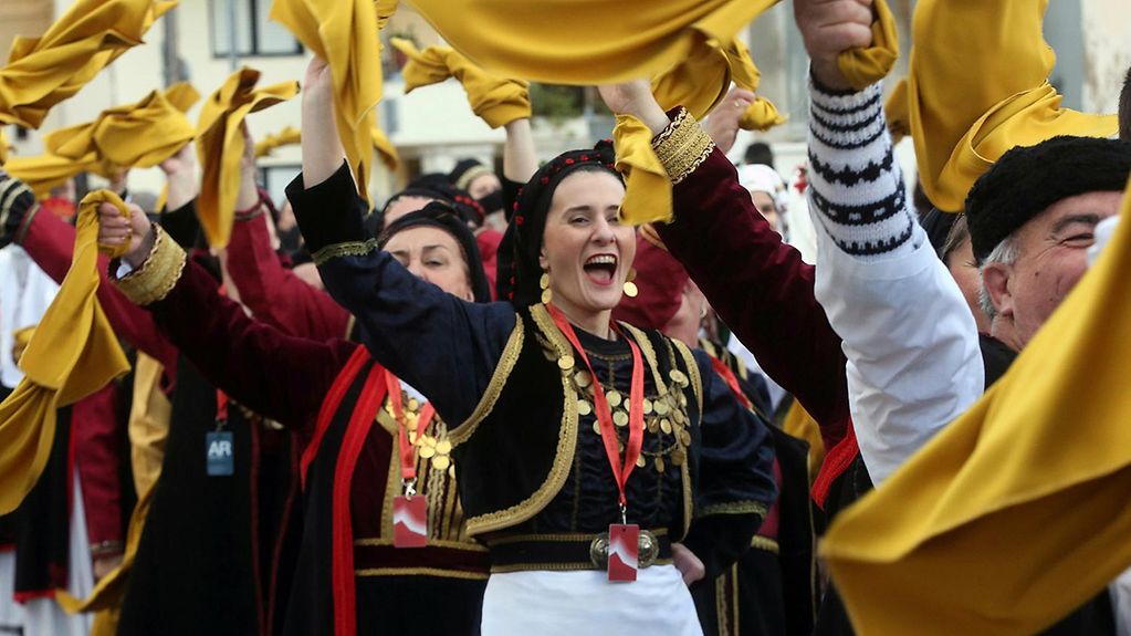 Tanzerinnen und Tänzer in traditionellen Trachten während der Eröffnungszeremonie zur Europäischen Kulturhauptstadt 2023 in Elefsina.