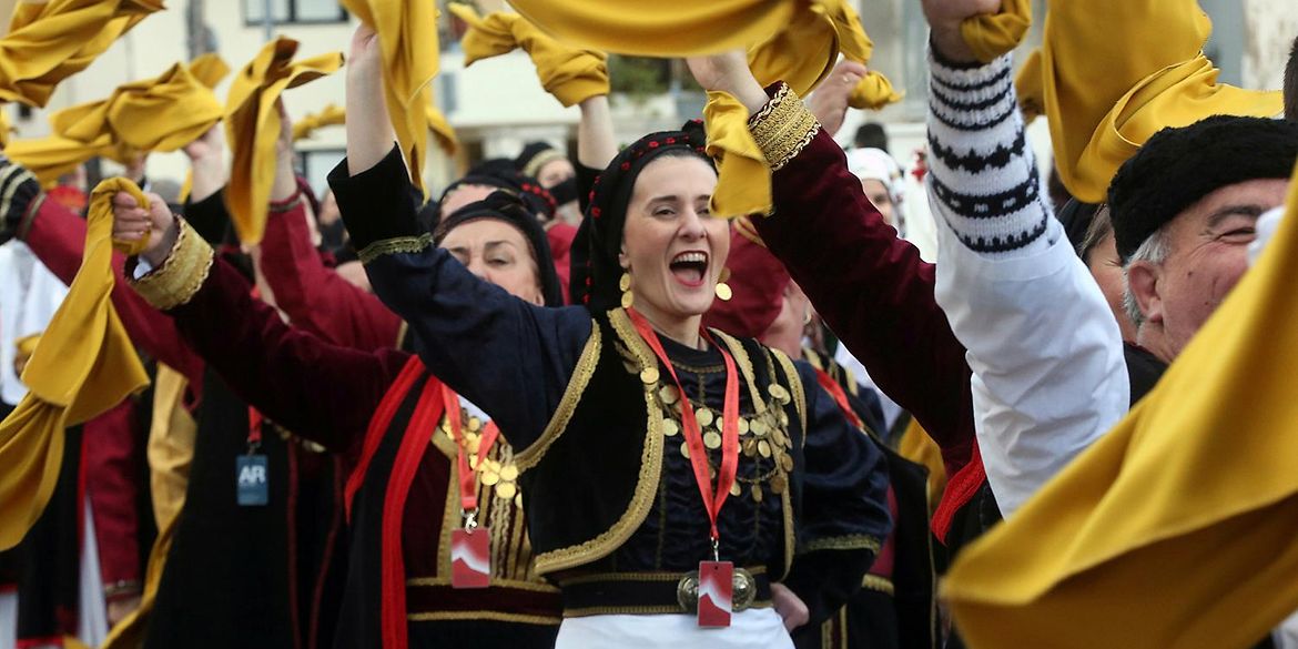 Tanzerinnen und Tänzer in traditionellen Trachten während der Eröffnungszeremonie zur Europäischen Kulturhauptstadt 2023 in Elefsina.