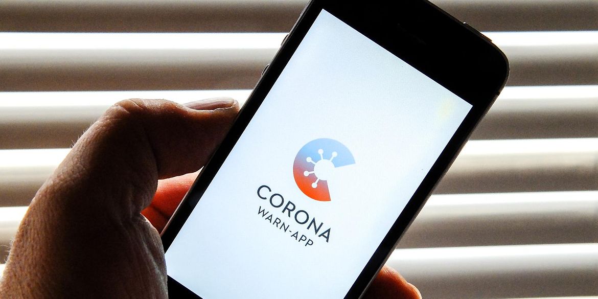 Auf dem Bildschirm eines Smartphones sieht man die Startseite der Corona Warn-App. 