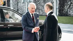 Bundeskanzler Olaf Scholz begrüßt König Charles III. des Vereinigten Königreichs Großbritannien und Nordirland.