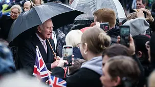 König Charles III. des Vereinigten Königreichs Großbritannien und Nordirland mit Zuschauern.