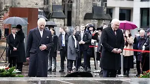 König Charles III. des Vereinigten Königreichs Großbritannien und Nordirland und Bundespräsident Frank-Walter Steinmeier bei einer Gedenkzeremonie.