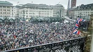 Menschenmasse vorm Hamburger Rathaus.