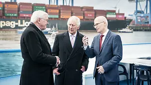 Bundespräsident Frank-Walter Steinmeier, König Charles III. und Peter Tschentscher, Hamburgs Erster Bürgermeister, im Gespräch.