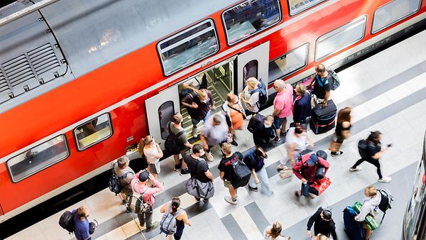 Fahrgäste steigen am Berliner Hauptbahnhof aus einem Regionalexpress