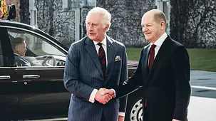 Bundeskanzler Olaf Scholz begrüßt König Charles III. des Vereinigten Königreichs Großbritannien und Nordirland.
