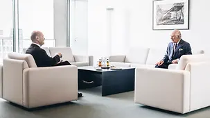 Bundeskanzler Olaf Scholz spricht mit König Charles III. des Vereinigten Königreichs Großbritannien und Nordirland.