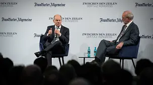 Bundeskanzler Scholz auf der Bühne beim FAZ-Kongress im Gespräch mit dem Moderator. 