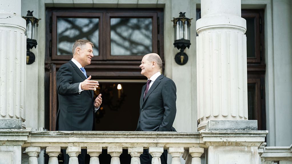 Bundeskanzler Olaf Scholz mit Klaus Iohannis, Rumäniens Präsident.