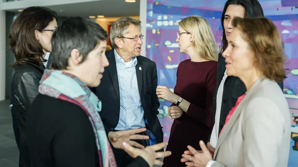 Mitglieder des Corona-ExpertInnenrates im Gespräch: v.l.: Cornelia Betsch, Viola Priesemann, Heyo Krömer, Alena Buyx, Christine Susanne Falk, Melanie Brinkmann