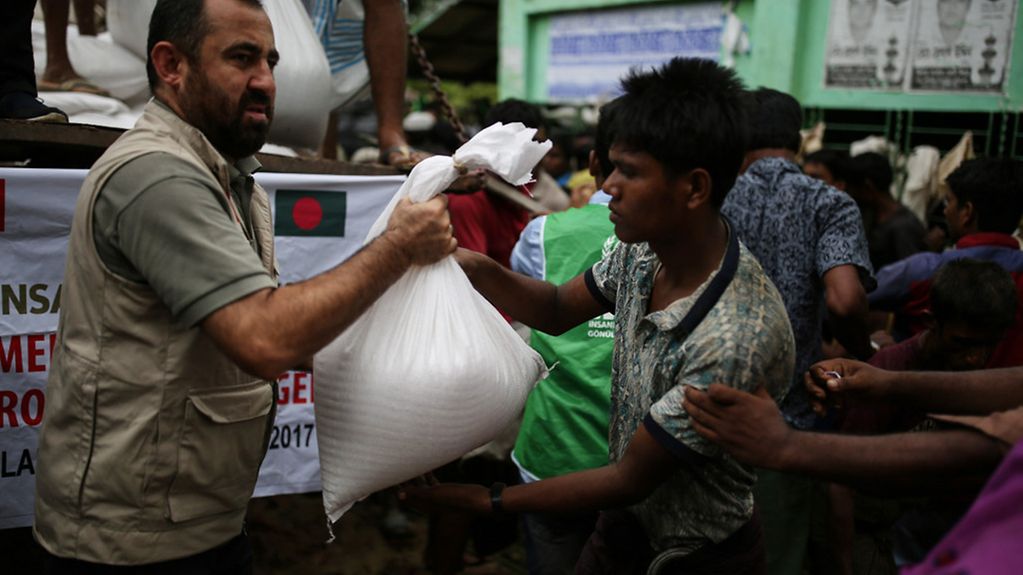 Mann verteilt Hilfsgüter