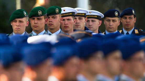 Rekruten der Bundeswehr legen beim feierlichen Appel auf dem Paradeplatz am Bendlerblock im Bundesministerium der Verteidigung ihr Gelöbnis ab.