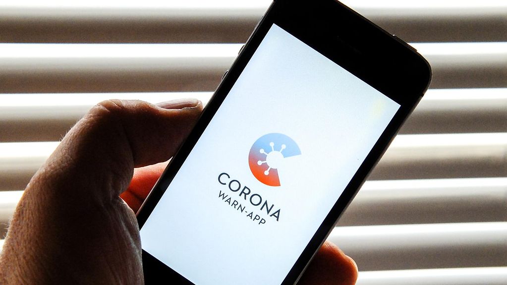 The home page of the Corona-Warn-App on a smartphone screen. 