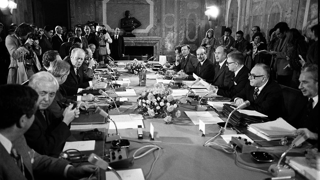 From 15 to 17 September 1975 the heads of state and government of the six most important western industrial nations discussed the state of the world's economy - seen here during a working session.