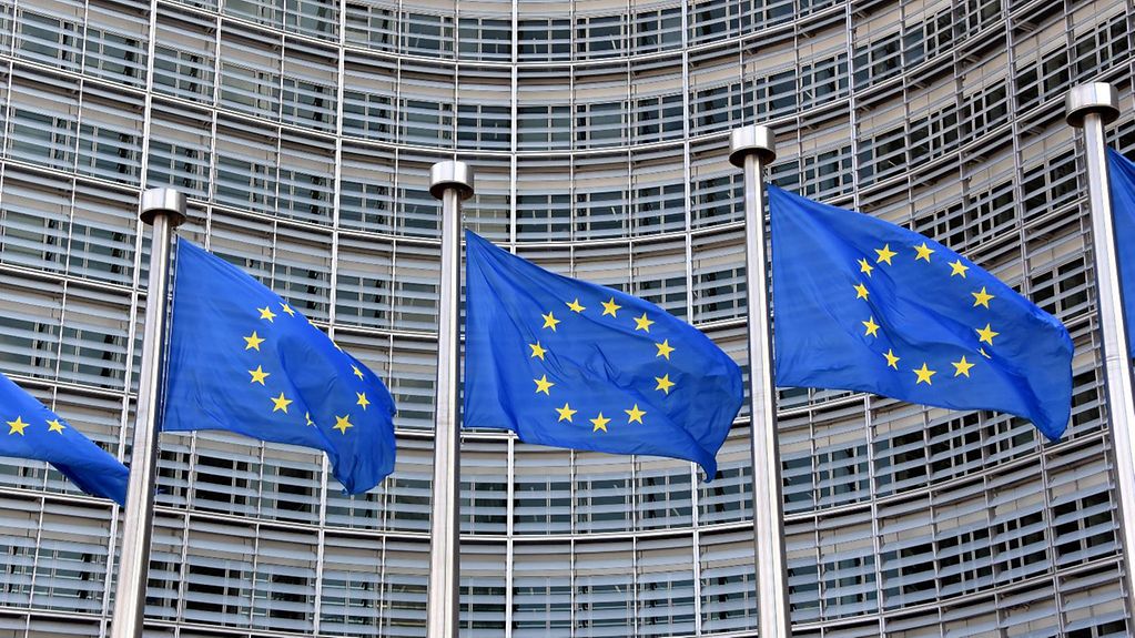 Europa Flaggen vor dem Berlaymont Gebäude der Europäischen Kommission in Brüssel.