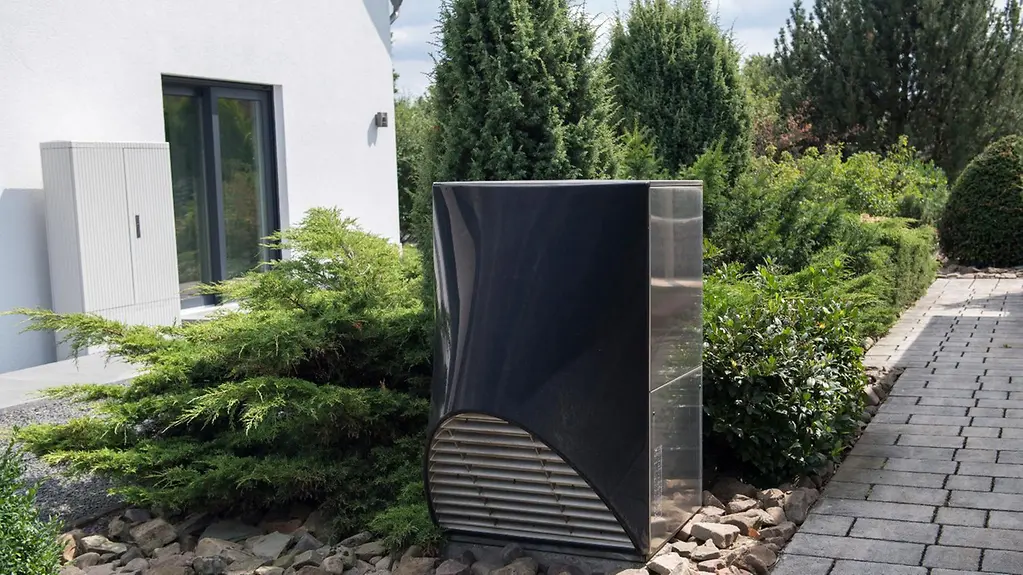 Ausseneinheit einer Wärmepumpe im Vorgarten