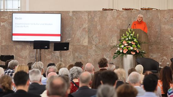Kulturstaatsministerin Roth bei ihrer Rede in der Paulskirche