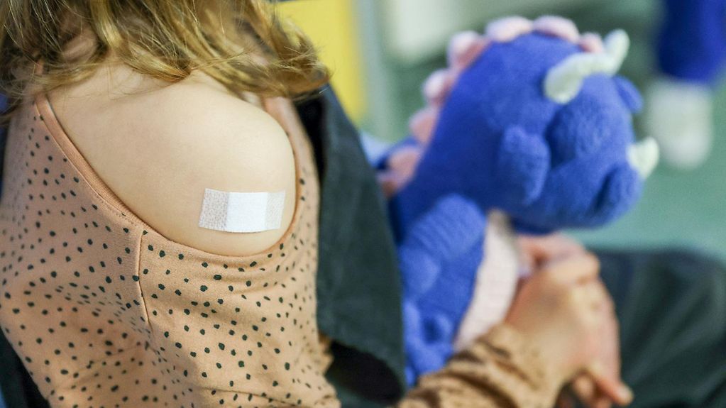Ein Pflaster klebt nach einer Impfung auf den Arm eines 7-jähriges Mädchens.