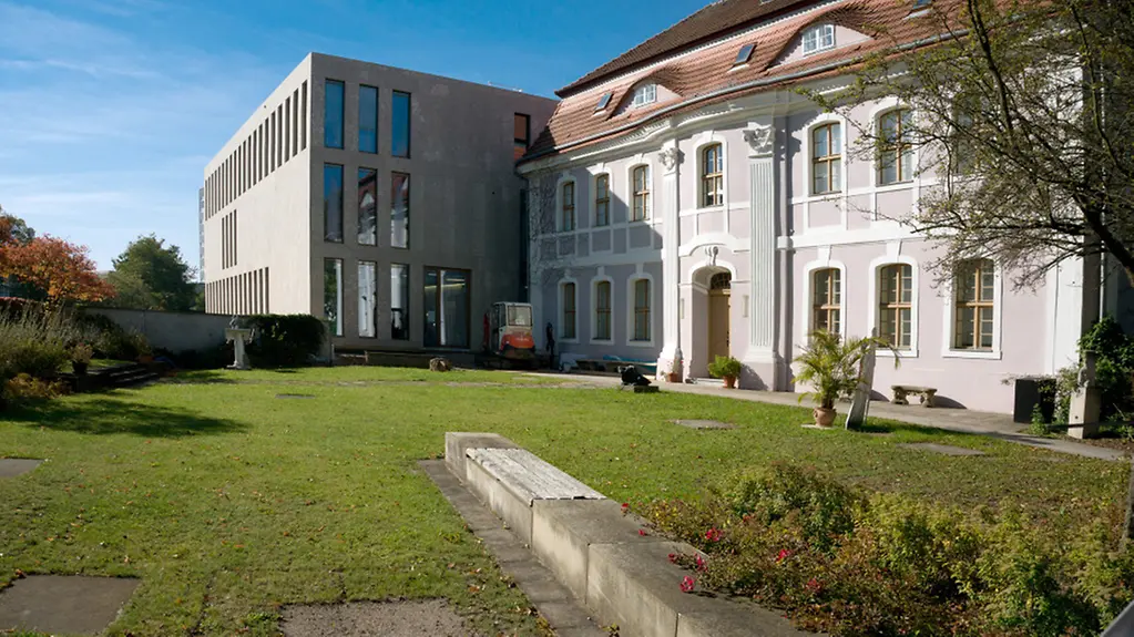 Das Heinrich-von-Kleist-Museum in Frankfurt an der Oder, aufgenommen am 04.10.2013. Der Neubau (l) des Literaturmuseums soll am 17.10.2013 eröffnet werden. Foto: Soeren Stache