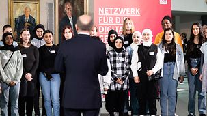 Bundeskanzler Olaf Scholz spricht beim Auftakt zum Girls' Day zu den Teilnehmerinnen.