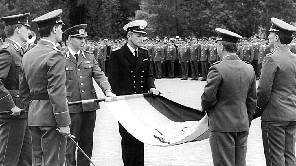 In Strausberg wurden in Anwesenheit des Chefs der NVA, Admiral Theodor Hoffmann, und des Ministers für Abrüstung und Verteidigung, Rainer Eppelmann, Offiziere der Nationalen Volksarmee neu vereidigt.