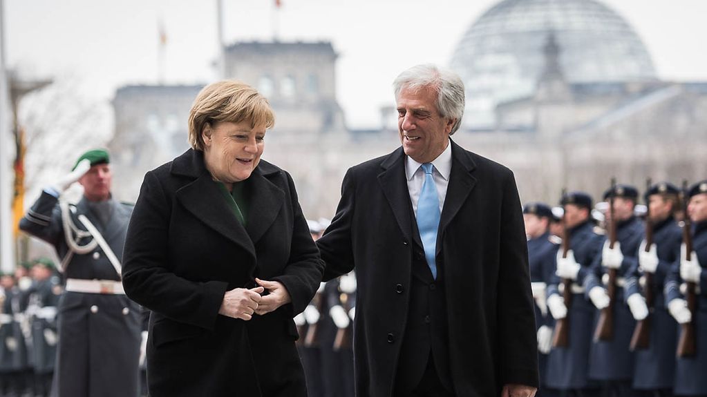 Bundeskanzlerin Angela Merkel begrüßt Tabaré Vázquez, Präsident Uruguays, mit militärischen Ehren