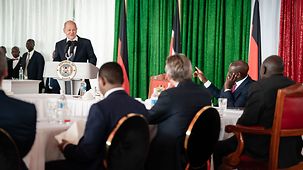 Bundeskanzler Olaf Scholz spricht bei einem Essen mit William Ruto, Präsident von Kenia.