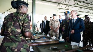 Bundeskanzler Olaf Scholz beim Besuch einer Ausbildungsstätte für Humanitäre Friedensunterstützung.