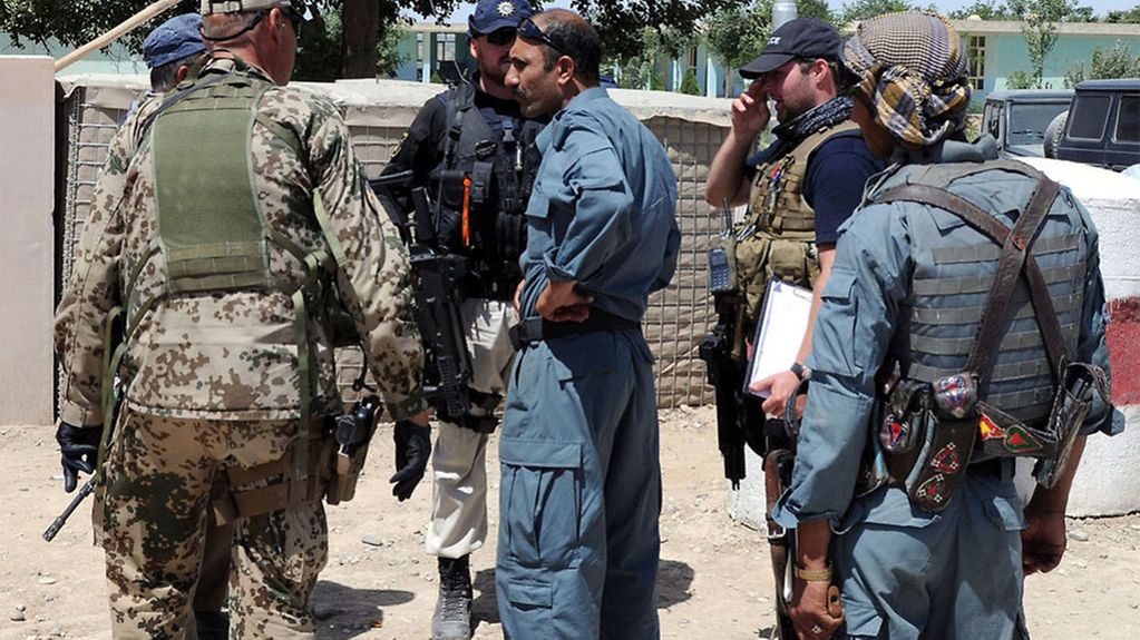 Des soldats allemands forment les forces de sécurité afghanes sur le terrain