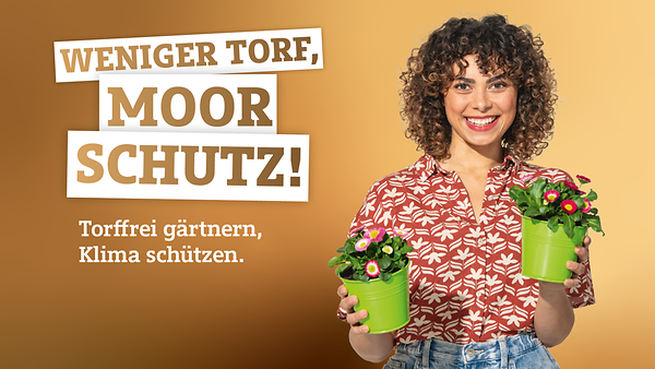 Kampagnenmotiv „Torffreies Gärtnern und Klimaschutz“ - Frau hält zwei Blumentöpfe in der Hand.