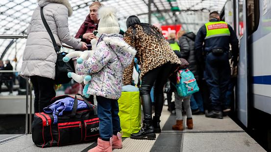 Flüchtlinge mit ihrem Gepäck aus der Ukraine sind auf dem Bahnsteig am Hauptbahnof angekommen.