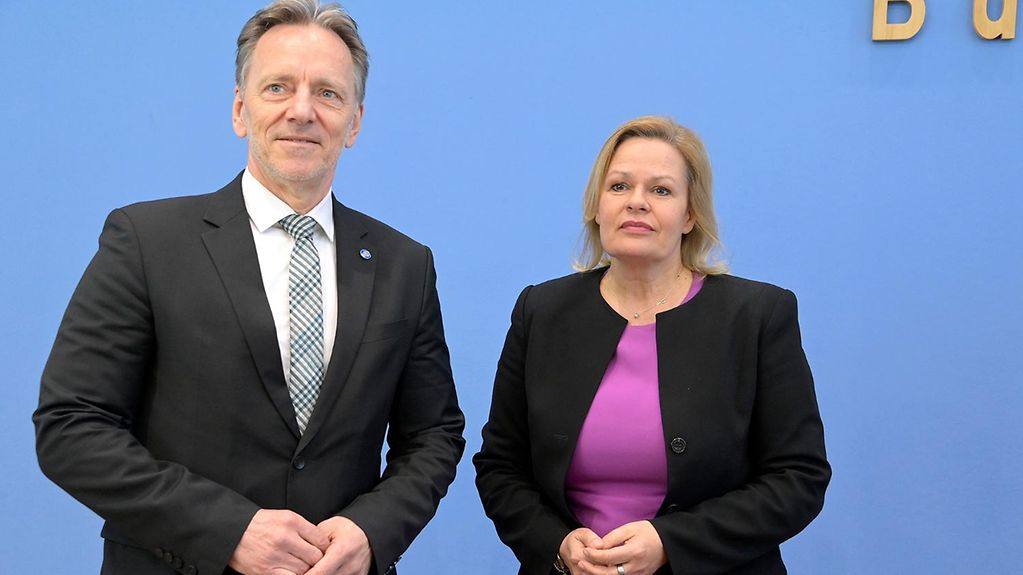  Bundesinnenministerin Nancy Faeser und der Präsident des Bundeskriminalamts, Holger Münch, stellten die Zahlen vor.