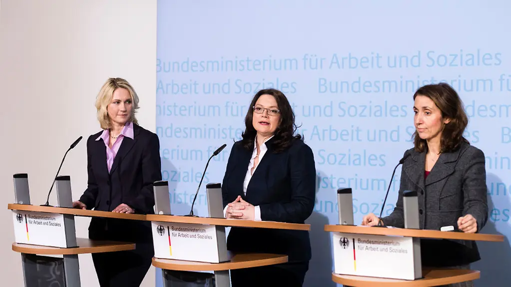 Bundesfamilienministerin Manuela Schwesig (l-r), Bundesarbeitsministerin Andreas Nahles (beide SPD) und die stellvertretende Bundesvorsitzende der SPD, Aydan Ösoguz, geben eine Pressekonferenz zu einer Studie über die Bedeutung der Zuwanderung und …