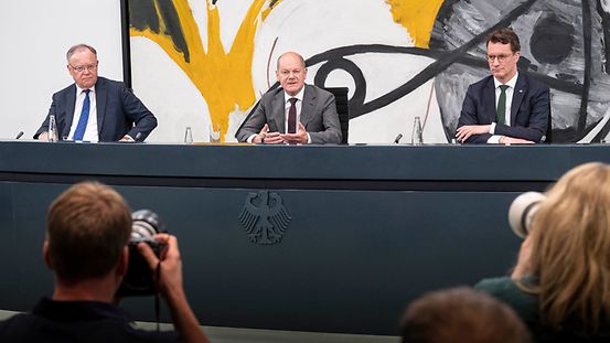 Bundeskanzler Scholz mit den Ministerpräsidenten Stephan Weil (l.) und Hendrik Wüst. 