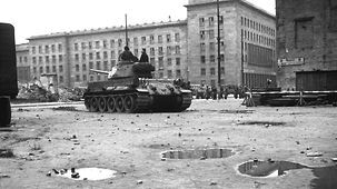 Sowjetischer Panzer vor dem Haus der Ministerien