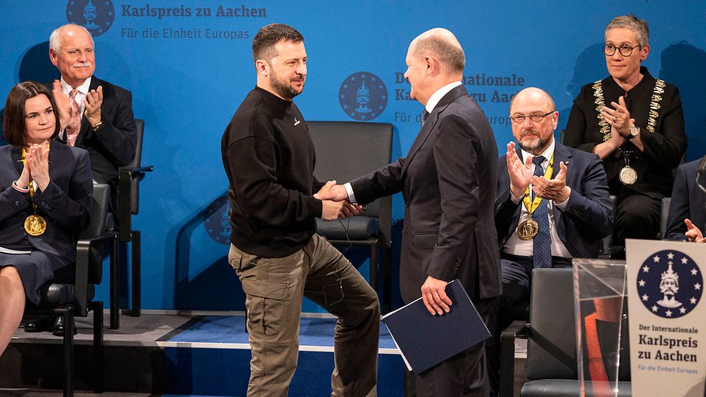 Le chancelier Olaf Scholz et le président ukrainien Volodymyr Zelensky lors de la remise du prix Charlemagne