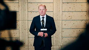 Bundeskanzler Olaf Scholz gibt ein Pressestatement in Japan.