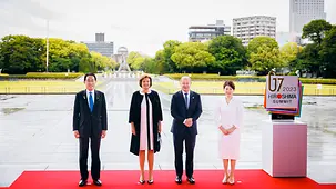 Kanzler Scholz im Friedenspark von Hiroshima.