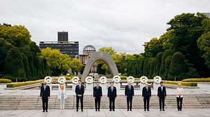 Die Staats- und Regierungschefs der G7 legen am Mahnmal Kränze nieder .