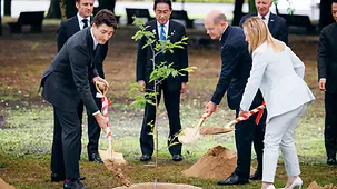 Baumpflanzung im Friedenspark von Hiroshima.