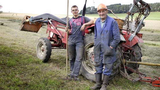 Ein Bauer mit seinem Enkelsohn in Ostdeutschland.