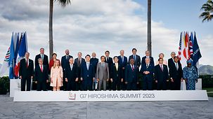 Familienfoto mit den Teilnehmerinnen und Teilnehmern des G7-Gipfels sowie Vertretern der eingeladenen Partnerländer und internationalen Organisationen.