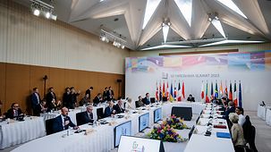 Blick in einen Sitzungssaal, in dem eine Arbeitssitzung der G7 mit ihren Partnerländern stattfindet.