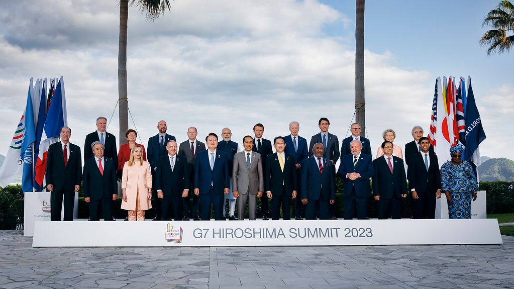 Photo de famille avec les participants au sommet du G7 ainsi que les représentants des pays partenaires et organisations internationales invités