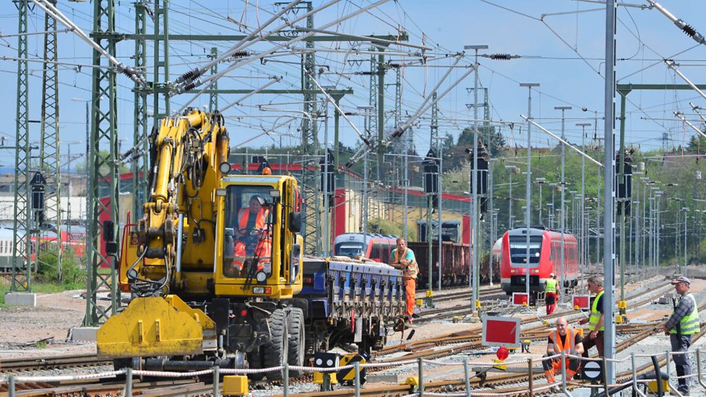 Bauleute arbeiten in Erfurt (Thüringen) am Ausbau des ICE-Knotens unweit des Hauptbahnhofs.