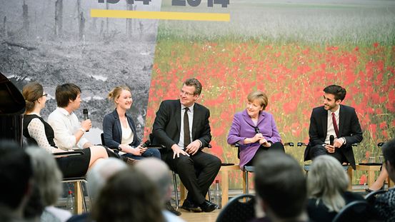 Bundeskanzlerin Angela Merkel spricht mit Jugendlichen zum Thema "Was haben wir gelernt?" am Rande der Ausstellungs-Eröffnung "1914-1918. Der Erste Weltkrieg" im Deutschen Historischen Museum (DHM).