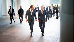 Bundeskanzler Olaf Scholz im Gespräch mit Xavier Bettel, Luxemburgs Staats- und Premierminister.