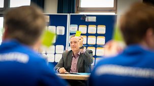 Wolfgang Büchner, stellvertretender Sprecher der Bundesregierung, im Gespräch mit Schülerinnen und Schülern beim Besuch der Bertolt-Brecht-Oberschule im Rahmen des EU-Projekttages an Schulen.