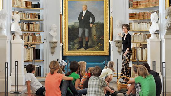 Im Rokokosaal der Anna Amalia Bibliothek in Weimar lernen Kinder mit Architektin Antje Heise die Bibliothek und ihre Bücher kennen.