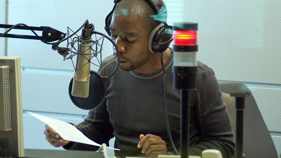 Radio-Sprecher der Deutschen Welle im Studio Bonn.